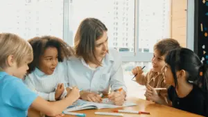 Alumno aplica técnicas de coaching a jóvenes. Mejora rendimiento escolar y empleabilidad.