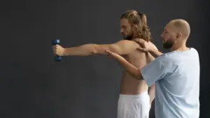 Rehabilitación deportiva: Profesional optimiza planes para mejorar rendimiento y empleabilidad.