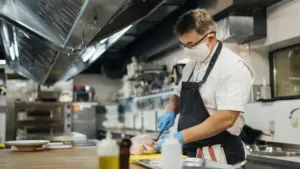 Curso riesgos laborales hostelería: Aprende a proteger tu empleo y obtén una titulación.
