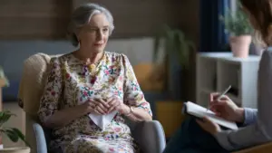 Adultos mayores aprenden sobre salud mental. Titulación y mejora de la calidad de vida.
