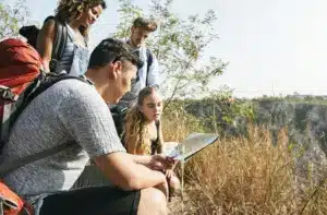 Persona estudiando programación web y obteniendo una mejor oportunidad laboral